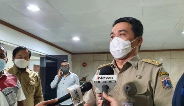 Ahmad Riza Patria Wakil Gubernur DKI Ahmad Riza Patria menjelaskan lahan pemakaman alternatif di Srengseng Sawah. (Foto Antara).