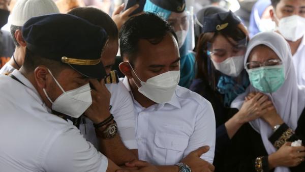 Keluarga dan kerabat almarhum Fadly Satriyanto2 Keluarga dan kerabat almarhum Fadly Satriyanto tak kuasa menahan tangis saat pemakaman Co-Pilot NAM Air, Fadly Satriyanto di TPU Keputih, Kecamatan Sukolilo, Surabaya, Jumat (15/1/2021). (Foto: SINDONews/Ali Masduki)