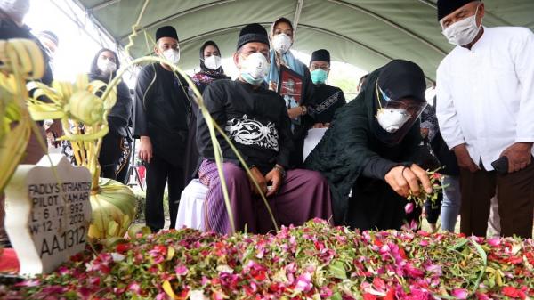 Keluarga dan kerabat almarhum Fadly Satriyanto3 Keluarga dan kerabat almarhum Fadly Satriyanto tak kuasa menahan tangis saat pemakaman Co-Pilot NAM Air, Fadly Satriyanto di TPU Keputih, Kecamatan Sukolilo, Surabaya, Jumat (15/1/2021). (Foto: SINDONews/Ali Masduki)
