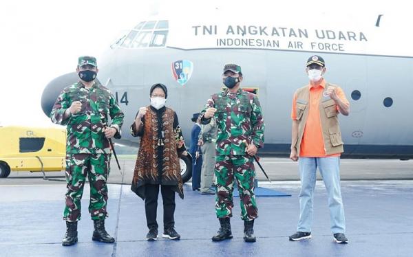kirim pasukan dan alutsista Panglima TNI Marsekal Hadi Tjahjanto bersama Mensos Tri Rismaharini dan Kepala BNPB Letjen TNI Doni Monardo mengirimkan bantuan ke Kalsel dan Sulbar. (Foto: Puspen TNI)