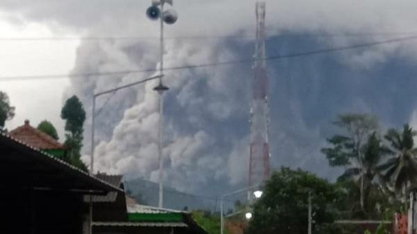 16 Semeru 2 Gunung Semeru di Jawa Timur meletus, Sabtu (16/1/2021) pukul 17.48 WIB. (Foto: Magma Indonesia).