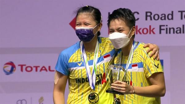 Ganda putri Indonesia Greysia Polii/Apriyani Rahayu juara Thailand Open 2021 usai mengalahkan wakil tuan rumah Jongkolphan Kititharakul/Rawinda Prajongjai dengan skor 21-15 dan 21-12 pada babak final di Impact Arena, Minggu (17/1/2021). (Foto: BWF)