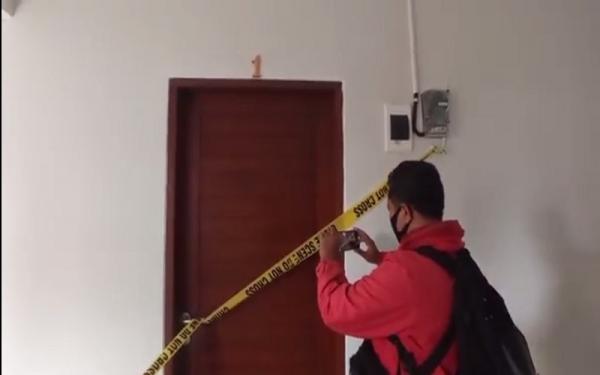TKP pembunuhan perempuan asal Subang Kamar Nomor 1 di Homestay di Jalan Tukad Batanghari, Denpasar, Bali yang dipasang garis polisi.