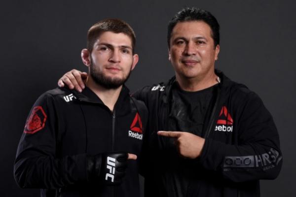 Khabib Nurmagomedov dan Javier Mendez Mantan petarung UFC Khabib Nurmagomedov pernah bikin jengkel pelatihnya Javier Mendez gara-gara tak bisa bahasa Inggris. (Foto: The Sun)