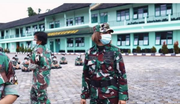 Kowad2 Korps Wanita TNI AD (Kowad) Serda Maria Jacoba Samuel saat melatih anggota TNI AD. (Foto ist).