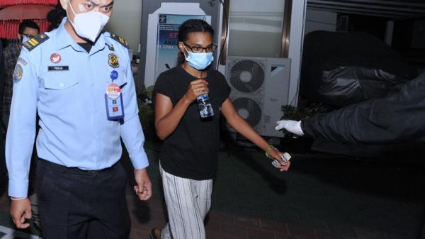 19 Antara Kristen Gray 1 Kristen Gray segera dideportasi dari Indonesia. (Foto: SINDONews/Chusna Mohammad)