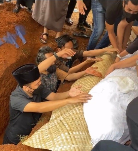 Ibunda Denny Cagur1