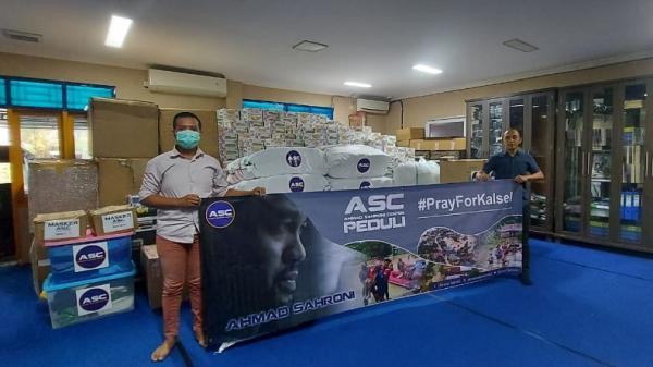 bantuan untuk korban banjir kalsel2 Anggota DPR Ahmad Sahroni menyalurkan bantuan bagi warga korban banjir di berbagai titik di Kalsel. Bantuan ini disalurkan melalui “Ahmad Sahroni Center (ASC) Peduli”. (Foto: SINDOnews/Kiswondari)