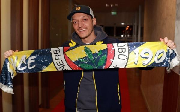 Mesut Ozil Mesut Ozil sudah resmi bergabung dengan Klub Turki, Fenerbache. Meski demikian dia tetap setia mendukung mantan klubnya, Arsenal. (Foto: Twitter @MesutOzil1088)