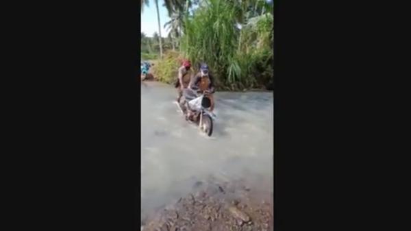 Perjuangan guru Lewati sungai dan jembatan, perjuangan guru di Tanggamus, Lampung untuk mengajar (Indra Siregar/iNews)