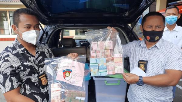 KORUPSI KONI TASIK2.JPG Penyidik Satreskrim Polres Kota Tasikmalaya menunjukkan barang bukti korupsi uang tunai Rp300 juta. (Foto: iNewsTv/Asep Juhariyono)
