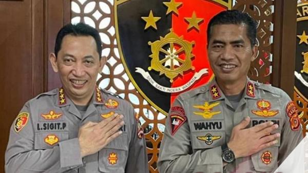Wahyu Widada Polda Aceh Kapolda Aceh Irjen Pol Wahyu Widada (kanan) mendampingi Kabareskrim Komjen Pol Listyo Sigit Prabowo saat mengikuti fit and proper test sebagai calon kapolri di Komisi III DPR, Rabu (20/1/2021). (Foto: Bid Humas Polda Aceh).