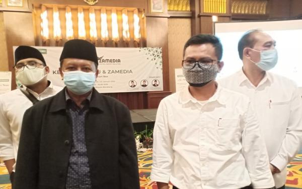 ZAMEDIA-NU2.JPG Founder sekaligus CEO Zamedia Ir Ayi Koswara (dua dari kanan) dan Ketua Bidang Ekonomi PBNU Eman Suryaman (dua dari kiri). (Foto: iNews.id/Agus Warsudi)