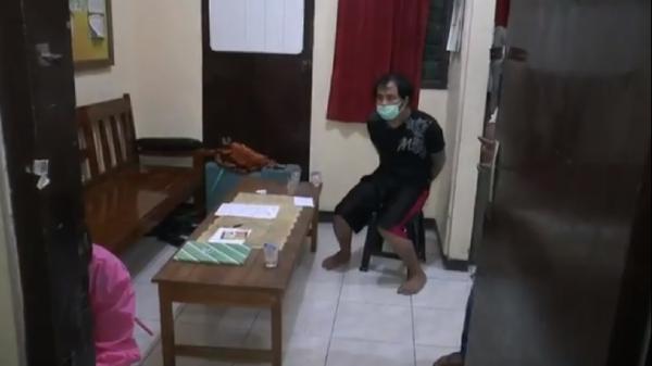 Pelaku pembunuhan Pelaku pembunuhan teman kencan sesama jenis, JK, diamankan polisi. (Foto: iNews/Rustaman Nusantara).