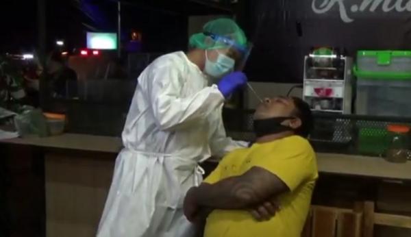 Pemilik warung makan di Denpasar, Bali yang menolak tutup dites rapid antigen (iNews.id/Bagus Alit)