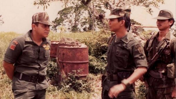 Hendropriyono IG Diaz AM Hendropriyono (kiri) bersama Prabowo Subianto (kanan) pada 1983. (Foto: Instagram Diaz Hendropriyono).
