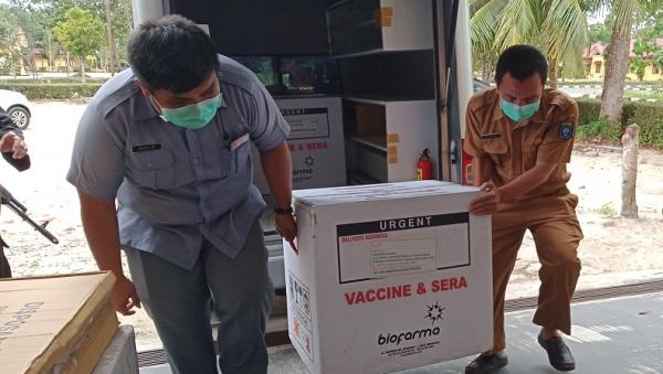 Dinkes Bangka Tengah menerima vaksin Covid-192 Dinkes Bangka Tengah menerima vaksin Covid-19 Sinovac di depan ruang penyimpanan obat-obatan Dinkes Bangka Tengah, Selasa (20/1/2021). (Foto: iNews.id/Rachmat Kurniawan)