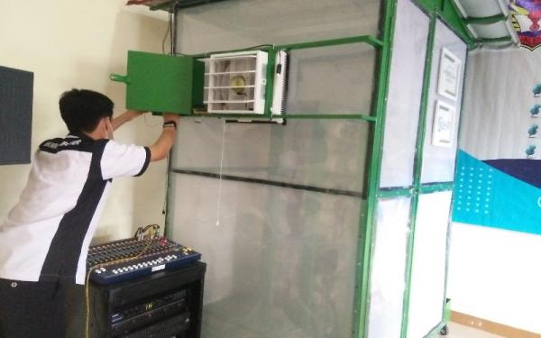 JAMUR TIRAM2.JPG Defa mengoperasikan Mustech. (Foto: iNews.id/Inin Nastain)