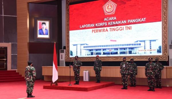 Panglima TNI Panglima TNI Marsekal TNI Hadi Tjahjanto menerima Laporan Korps Kenaikan Pangkat di Aula Gatot Soebroto Mabes TNI Cilangkap. (Foto dok Puspen Mabes TNI).