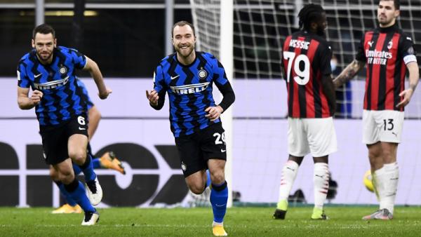 Gelandang Inter Milan Christian Eriksen (kedua kiri) merayakan golnya ke gawang AC Milan pada perempat final Coppa Italia 2020/2021, Rabu (27/1/2021) dini hari WIB. (Foto: REUTERS)