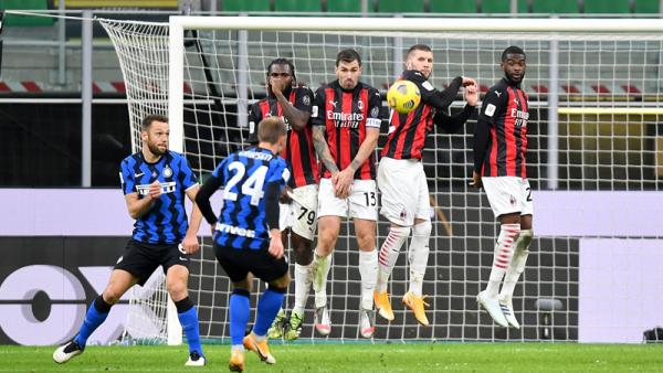 Gelandang Inter Milan Christian Eriksen (24) mencetak gol ke gawang AC Milan melalui tendangan bebasnya pada perempat final Coppa Italia di Giuseppe Meazza, Rabu (27/1/2021) dini hari WIB. (Foto: REUTERS)