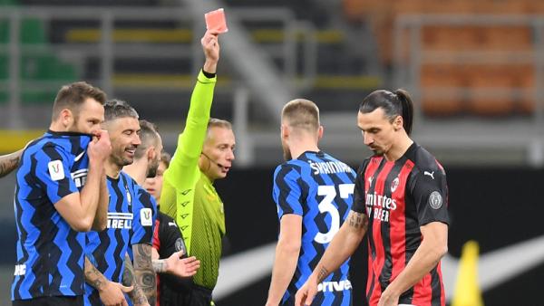 Striker AC Milan Zlatan Ibrahimovic (kanan) mendapat kartu merah saat meladeni Inter Milan pada perempat final Coppa Italia di Giuseppe Meazza, Rabu (27/1/2021) dini hari WIB. (Foto: REUTERS)