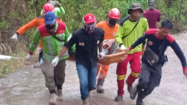 Tim gabungan mengevakuasi delapan jasad pekerja tambang manual yang terperangkap dalam terowongan di Desa Mentawakan Mulia, Kecamatan Mentewe, Kabupaten Tanah Bumbu, Kalsel, Rabu (27/1/2021). (Foto: iNews/Zainal Hakim)