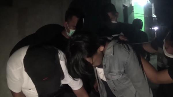Pelajar SMA Sabu Pelajar SMA di Padang menangis saat ditangkap polisi. Dia ditangkap karena edarkan sabu (Budi Sunandar/iNews)