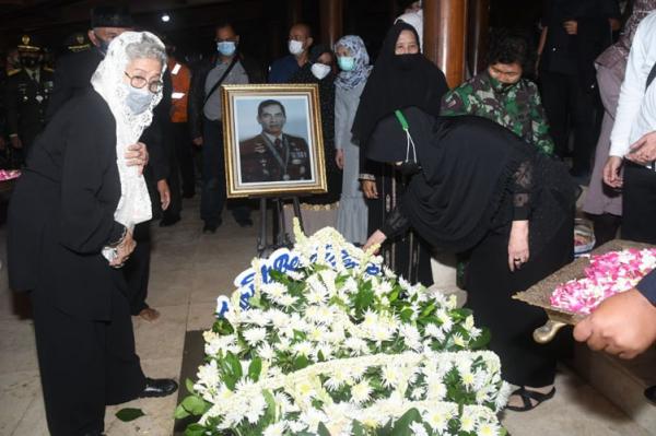 Pemakaman Jenderal TNI (Purn) Wismoyo Arismunandar di Astana Giribangun Karanganyar. (Dok Pendam IV/Diponegoro)