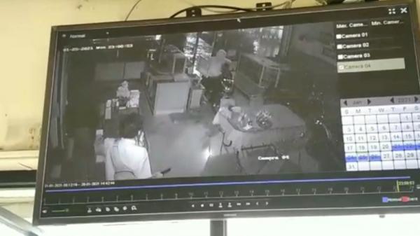 Tersangka pencuri uang dibrankas rumah makan Payakumbuh terekam CCTV  (Agung Sulistyo/iNews)
