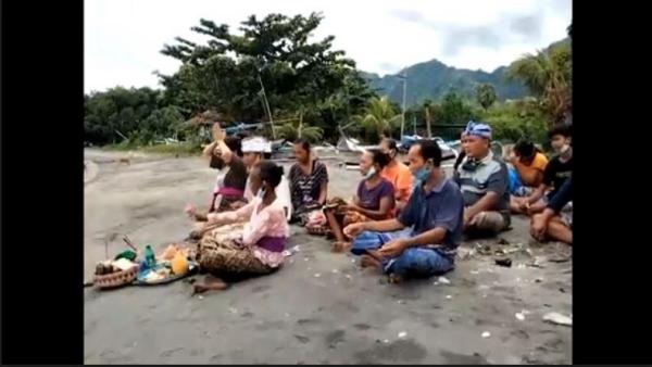 sembahyang bali Upacara adat Bali yakni Upacara Upah-Upahan atau sembahyang menghadap laut. Gunanya untuk mendeteksi keberadaan korban. “Kami berharap korban ditemukan, maka kami juga berupaya melalui sembahyang menghadap laut. (Foto: iNews/Zainuddin Yasin)