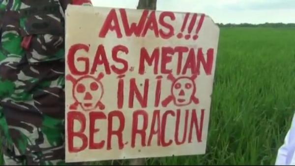 GAS SUBANG2.JPG Karton berisi tulisan memperingatkan agar warga berhati-hati saat mendekati semburan diduga gas. (Foto: iNewsTv/Yudy Hermawan Juanda)