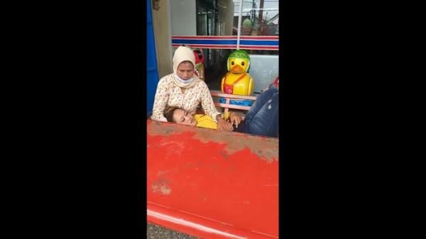 HIPNOTIS2.JPG Warga mencoba menenangkan korban Fitri (baju kuning) yang syok setelah sadar telah jadi korban hipnotis. (Foto: iNewsTv/Asep Juhariyono)