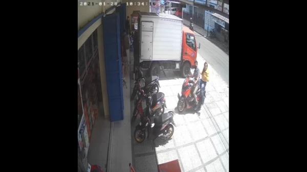 KORBAN HIPNOTIS.JPG Rekaman CCTV saat korban dan pelaku hipnotis tiba di depan minimarket, Jalan Paseh. (Foto: iNewsTv/Asep Juhariyono)