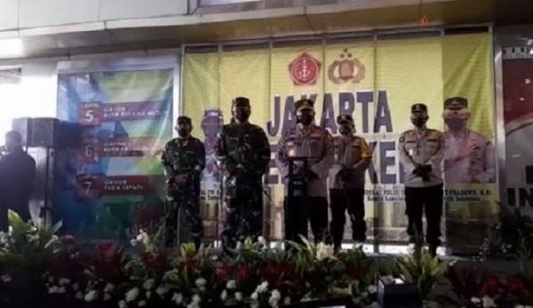 Panglima TNI Kapolri Jenderal Pol Listyo Sigit dan Panglima TNI Marsekal Hadi Tjahtjanto membagikan masker di Pasar Tanah Abang. (Foto Sindonews).