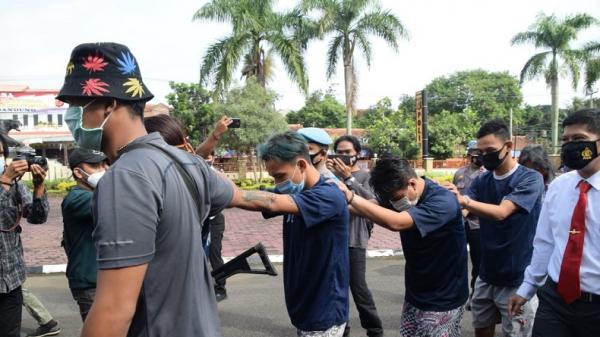 pembunuhan preman di bandung2 Empat tersangka penganiayaan preman hingga tewas diamankan di Mapolresta Bandung, Senin (1/2/2021). (Foto: iNews.id/Polresta Bandung)