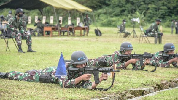 Senjata SS2 Pindad Keluaran Terbaru Detasemen Kawal Khusus Kementerian Pertahanan RI latihan tembak di Pusat Pendidikan dan Latihan Kopassus, Batujajar. (Foto: Istimewa)