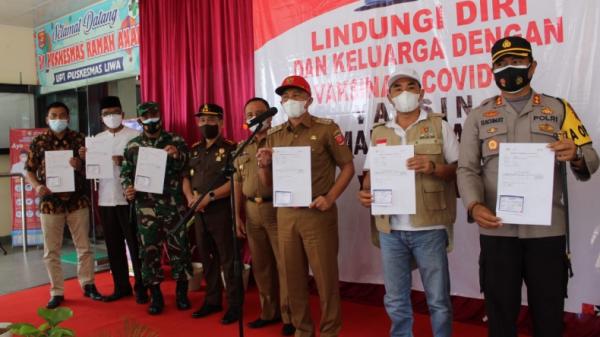 Vaksin Lampung Barat Bupati Lampung Barat Parosil Mabsus dan Forkopimda usai disuntik vaksin Covid-19 (Enrico Ngantung/iNews)