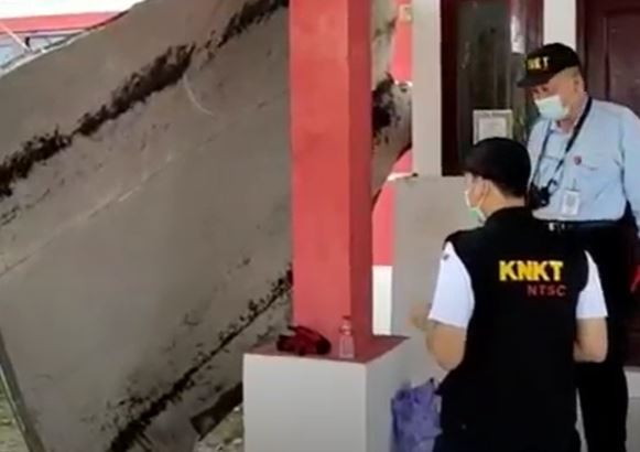 Tim KNKT meneliti serpihan pesawat di Donggala. (Foto: iNews/Jemmy Hendrik)