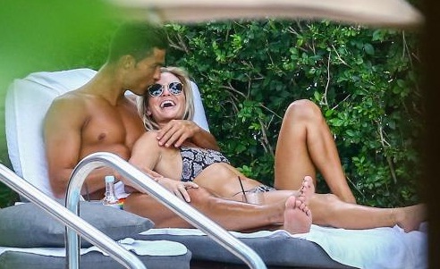 Cristiano Ronaldo pernah tertangkap kamera mencium model cantik sambil asyik berenang. Perempuan yang dimaksud adalah Cassandre Davis. (Foto: The Sun)