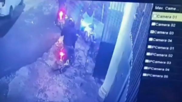 curanmor Pelaku curanmor beraksi di Bandarlampung. Aksinya terekam CCTV (Andres Afandi/iNews)