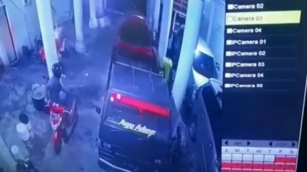 Pelaku curanmor-1 Pelaku curanmor beraksi di Bandarlampung. Aksinya terekam CCTV (Andres Afandi/iNews)