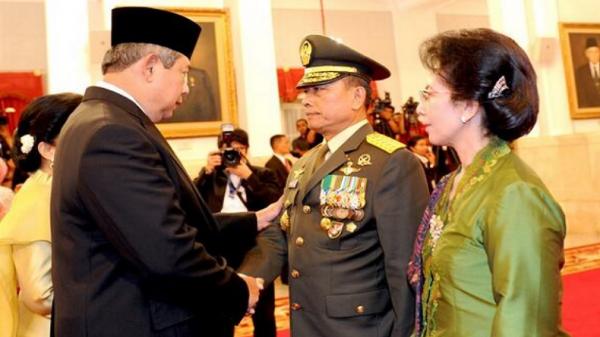 SBY Moeldoko Presiden ke-6 RI SBY melantik Jenderal TNI Moeldoko sebagai Panglima TNI di Istana Negara, Jakarta pada 2013 silam. (Foto: Twitter/SBY).