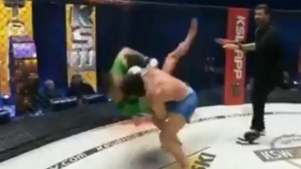 Shamil Musaev 2 Shamil Musaev membanting Uros Jurisic saat pertarungan usai, Sabtu (30/1/2021). (Foto: MMA Fighting)