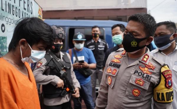 sopir elf tabrak polisi Tersangka AA, sopir mobil Elf yang sengaja tabrak polisi di Probolinggo, Rabu (3//2021). (Foto: iNews.id/Hana Purwadi)