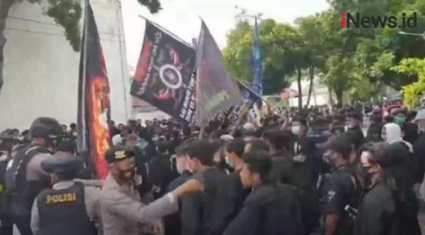 Video Ratusan Pendekar PSHT Bentrok dengan Aparat di PN Karanganyar