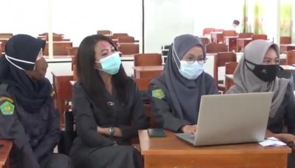 Eti Kurniawati, bersama sejumlah guru di Madrasah Tana Toraja. (Foto: iNews.id/Jufri Tonapa)
