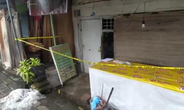Pembunuhan pemilik warung Denpasar Kamar kos korban dipasang garis polisi. (Foto: iNews.id/Aris Wiyanto)