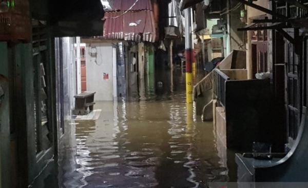banjir kampung melayu ant Banjir di Kampung Melayu, Jakarta Timur pada Jumat (5/2/2021) pagi. (Foto: Antara)