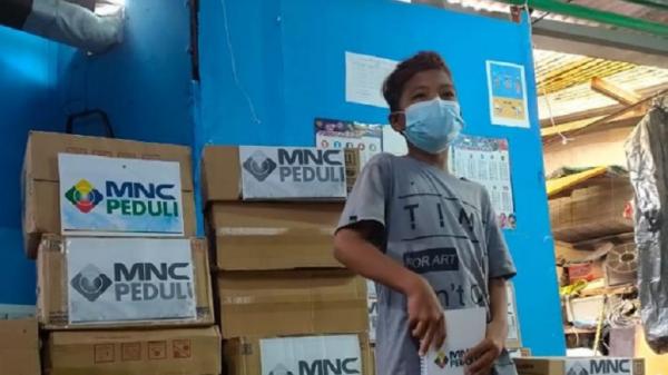 MNC Peduli memberikan bantuan makanan ringan kepada anak-anak yang tinggal di kolong Jembatan Pluit, Jakarta Utara. (Foto: Okto/ Sindo Media).